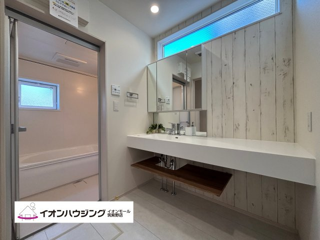 洗面台はシャワーヘッド・三面鏡付きの機能性の高いものを採用！ お手入れも簡単な優れものです。