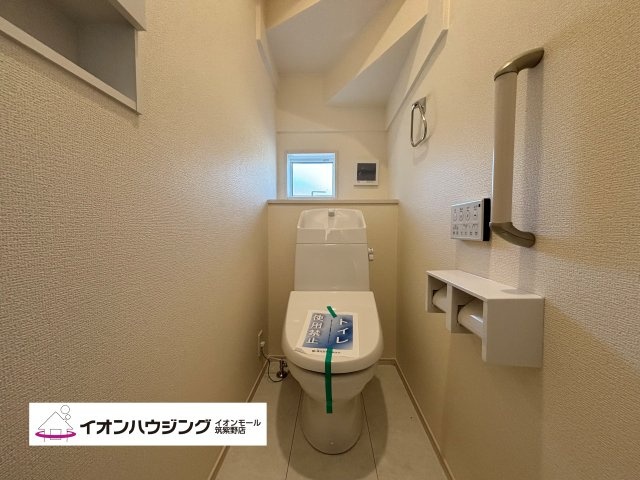 白を基調とした清潔感のあるウォシュレット付きトイレ♪