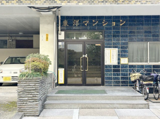 【エントランス】 | マンションの正面エントランス。出入りする人間を癒してくれるマンション入り口であり、その建物の「顔」でもあります。～即日のご見学可能～　お問合せはお気軽にどうぞ。
