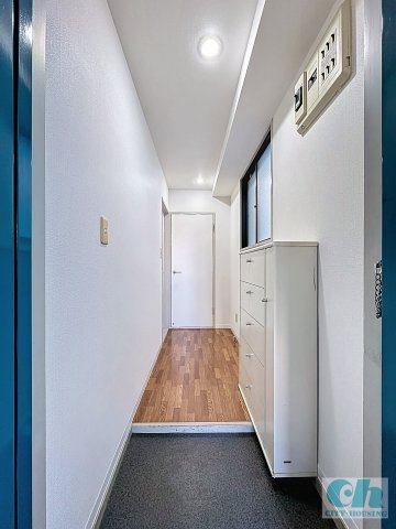 ドミール新田 302号室の玄関