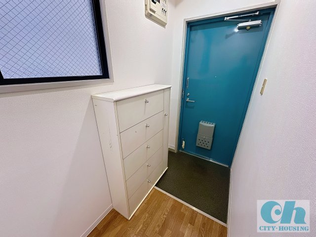 ドミール新田 302号室の玄関