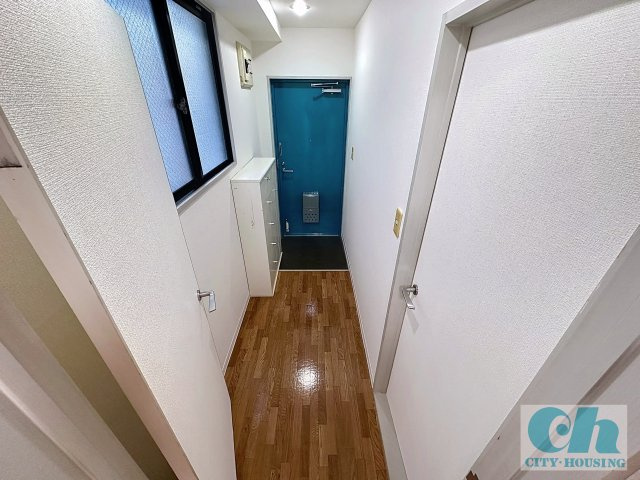 ドミール新田 302号室の玄関