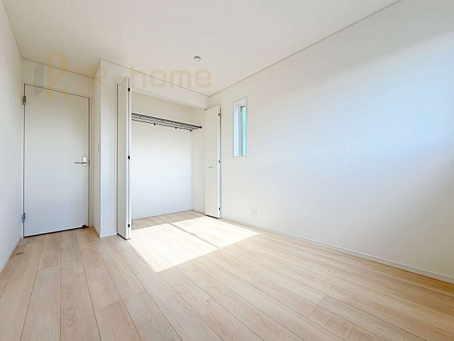ひたちなか市磯崎町第3　新築戸建て　2号棟の洋室|どんな部屋家具も合わせやすいシンプルな洋室！
たっぷりの日差しと心地よい風が舞い込む住まい♪