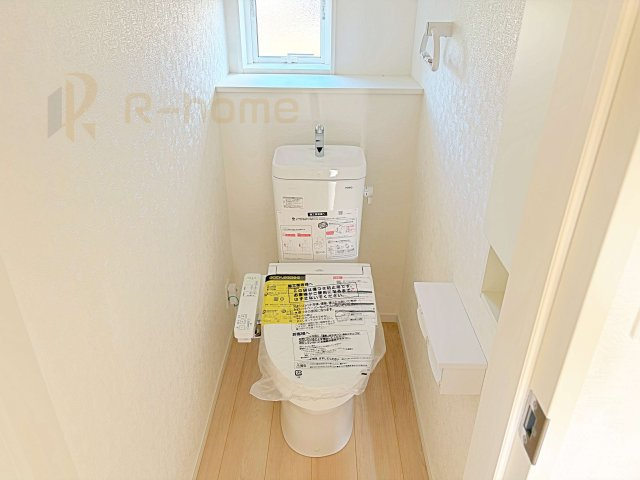 ひたちなか市磯崎町第3　新築戸建て　2号棟のトイレ|温水洗浄便座付きのトイレ。
トイレが２ヵ所設置で朝の忙しい時間でも安心です。