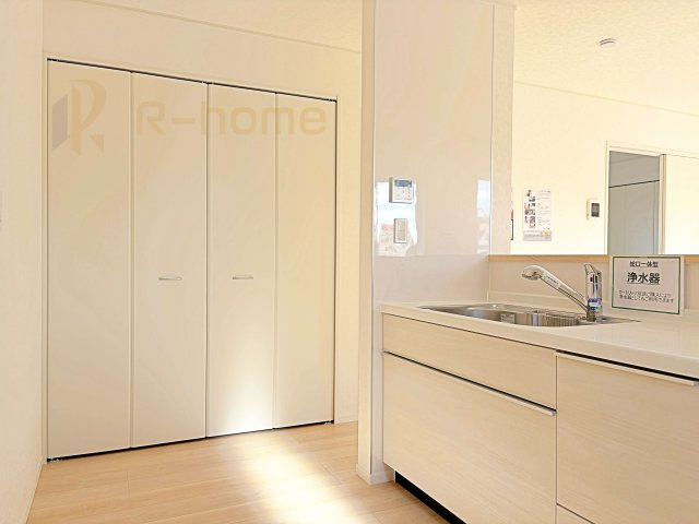 ひたちなか市磯崎町第3　新築戸建て　2号棟の収納|キッチンパントリーとしても活用できる収納！リビングに物を出さず、綺麗を保てそうですね♪