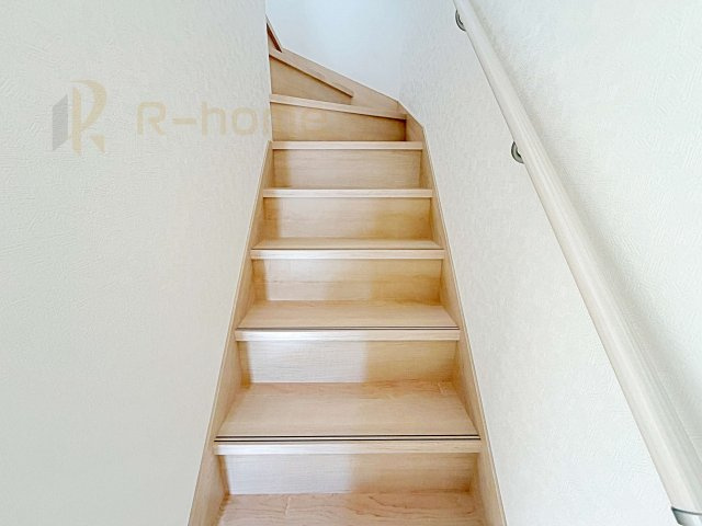 ひたちなか市磯崎町第3　新築戸建て　2号棟の内装|手すりのついた階段！小さなお子様の利用も一安心です♪