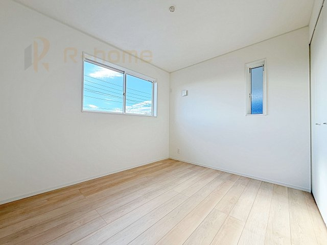 ひたちなか市磯崎町第3　新築戸建て　2号棟の洋室|2面窓の風通しの良い洋室です♪差し込む暖かな陽当たりで、室内がくつろげる空間に早変わりです♪