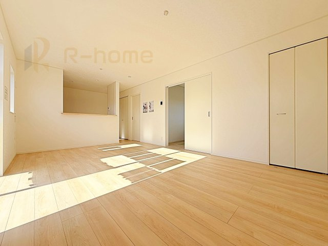 ひたちなか市磯崎町第3　新築戸建て　2号棟の居間・リビング|広々としたLDK♪充分な広さがあり、ご家族でインテリアのレイアウトを考えるのも楽しみですね！