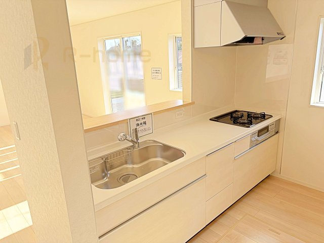 ひたちなか市磯崎町第3　新築戸建て　2号棟のキッチン|料理をしながら家族とコミュニケーションが取れる対面式システムキッチン。