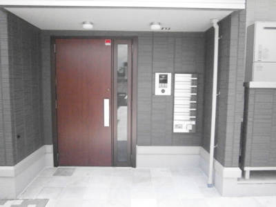 【エントランス】 | ブリランテ B | オートロック、集合ポスト、宅配ＢＯＸ