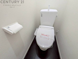 温水洗浄便座付トイレは温水洗浄機能により、暖かい水でおしりを洗浄することができ、冷たい水を使う従来の便座に比べ、温水洗浄機能で暖かいトイレを提供し、快適な使用を可能にします。