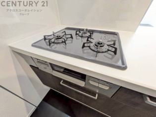 多数の調理器具を同時に使用でき、料理の効率化が可能。省エネで節約になり、様々な料理スタイルに適応できます。また、火力調整が独立しており、手入れや掃除もしやすく、今よりもっとお料理が楽しくなるかも。