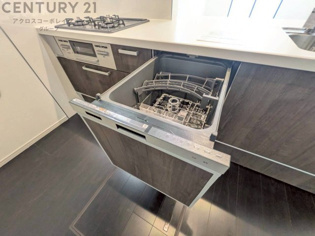 食器洗浄乾燥機は手洗いに比べて時間や労力を節約できます。また、高温のお湯で洗浄されるため、雑菌や細菌を殺菌する効果もあります。さらに、乾燥機能があるため、手で拭く手間も省け衛生的に保管できます。