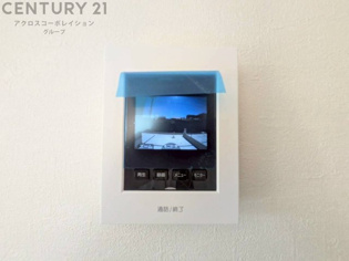 訪問者が来たときにテレビ画面で確認できるため、安心してドアを開けられます。録画機能があるものもあり、留守中に来訪者を記録しておくことができます。利便性が高く、セキュリティ面でも安心です。