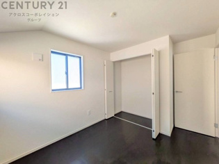 子供部屋…創造性や成長を促す遊びの空間を提供。学習や趣味に集中できる環境を整えます。個別のプライベートスペースは自己表現と自立心を育み、心地よい睡眠環境を整えリラックスできる場所を提供。