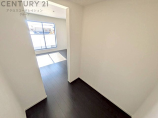 ウォークインクローゼットは、歩いて入れるタイプの収納スペースで、衣類や小物を整理しやすいのが特徴です。一般的なクローゼットよりも広く、収納力が高いため、家の中をすっきり保つのに役立ちます。