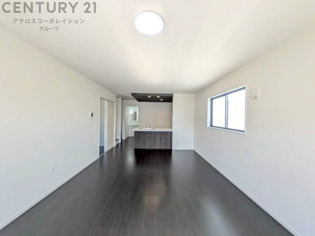 リビングダイニングは家族や友人とのコミュニケーションを楽しむ場所でくつろぎながら食事や会話を楽しめ、多目的に利用できリラックスできる空間です。家庭内の中心として機能し、快適な生活をサポートします。