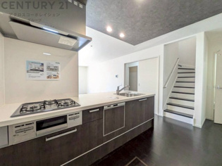 シンプルなデザインと使いやすさを兼ね備えた対面式システムキッチンは、効率的な作業スペースを提供し、家族やゲストとのコミュニケーションを促進します。