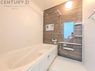 気密性と断熱性に優れ、外気の影響を受けにくく、浴室内の温度を一定に保ちやすいです。特に冬場は、暖房効率が高まり、快適なバスタイムを過ごせます。