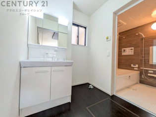 衣服の収納や脱ぎ着や整理整頓がしやすく、湿った衣類を乾燥させるスペースがありカビや臭いの発生を防ぎます。床の汚れを他の部屋に持ち込まず清潔を保つことができます。また快適な入浴環境の整備にも役立ちます。