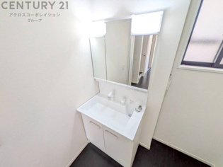 化粧品や洗顔料、歯ブラシなどの必需品をまとめて置ける収納スペースがあり、使用するたびに取り出す手間が省けます。また、水回りのため、濡れても大丈夫な素材が使用されており、お手入れが簡単です。