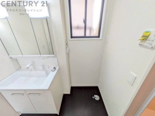 洗濯物の仕分け作業がしやすく、整理整頓が容易になります。洗濯音や湿気を他の部屋に持ち込まず、生活環境を快適に保ちます。上部を活用すれば収納スペースを確保でき洗剤や洗濯用品の整理もしやすくなります。