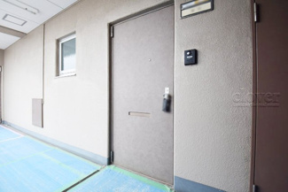 【その他共用部分】 | 皆様をお迎えする、お部屋の玄関ドア。開けやすさや開放角度、ドアノブの操作しやすさや鍵の形状などを、現地で一度ご確認ください。～即日のご見学可能～　お問合せはお気軽にどうぞ。