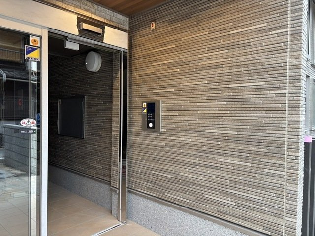 サニーレジデンス鷺洲Ａのエントランス|ゆとりのあるエントランスです