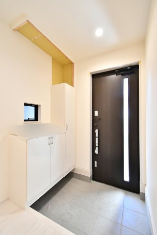 第8上尾二ツ宮全2棟　A号棟の区画図|カースペースは2台駐車可能です(1台小型車)。並列で駐車できますので、お車の出し入れもスムーズに行えます。小・中学校が徒歩15分圏内の場所にありますので、お子様の通学も安心してお見送りできます。