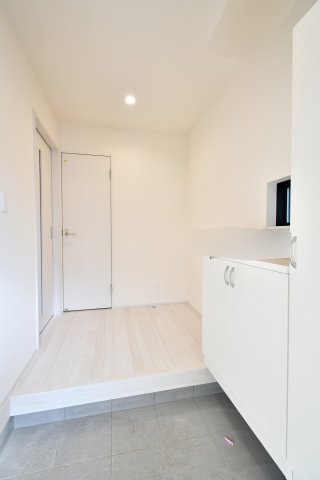 第8上尾二ツ宮全2棟　A号棟の前面道路含む現地写真