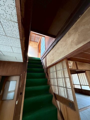 【内装】 | 高梁市横町中古戸建 | 開放的な階段です