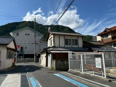 【前面道路含む現地写真】 | 高梁市横町中古戸建 | 嬉しい角地です。近隣に公園あり。