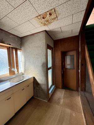 【キッチン】 | 高梁市横町中古戸建 | 大きな窓がついています