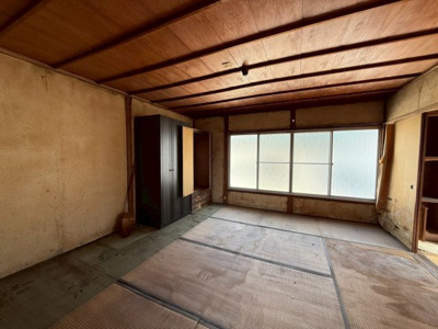 【和室】 | 高梁市横町中古戸建 | 大きな窓がついています