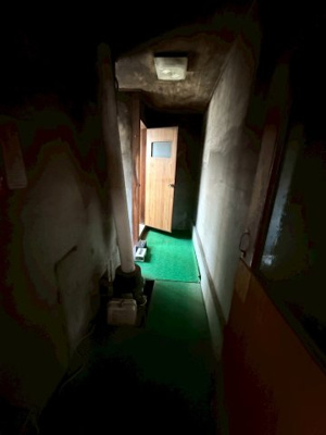 【内装】 | 高梁市横町中古戸建 | コンクリートの廊下です