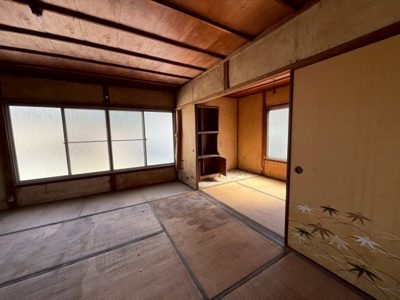 【和室】 | 高梁市横町中古戸建 | 大きな窓がついています