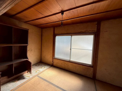 【和室】 | 高梁市横町中古戸建 | 大きな窓がついています