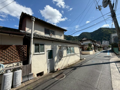 【前面道路含む現地写真】 | 高梁市横町中古戸建 | 嬉しい角地です。