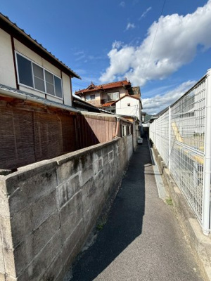 【前面道路含む現地写真】 | 高梁市横町中古戸建 | 嬉しい角地です。