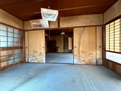 【居間・リビング】 | 高梁市横町中古戸建 | 和室は開放して広く使うこともできます。