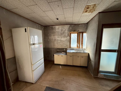 【キッチン】 | 高梁市横町中古戸建 | 壁紙を張り替えて素敵なキッチンにしましょう。