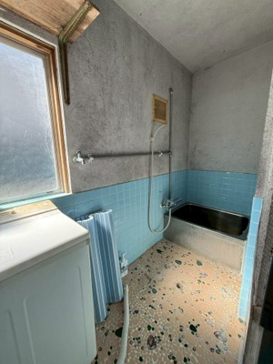 【浴室】 | 高梁市横町中古戸建 | 昔ながらの深い湯船です。