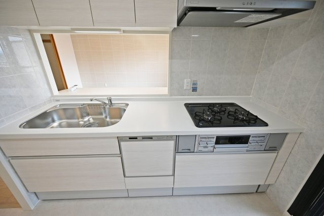 藤和シティホームズ吹田駅前のキッチン|広々としたワークトップとその下に食洗機と収納スペースを兼ね備えたシステムキッチン。お料理も効率良く進められます。