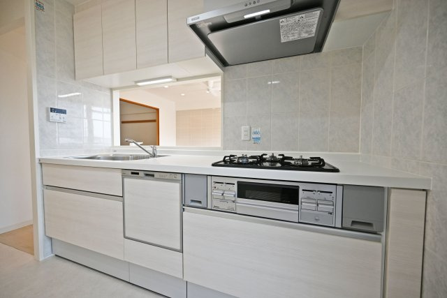 藤和シティホームズ吹田駅前のキッチン|料理中でもリビングを見渡すことができるので小さいお子様がいるご家庭でも安心ですね。