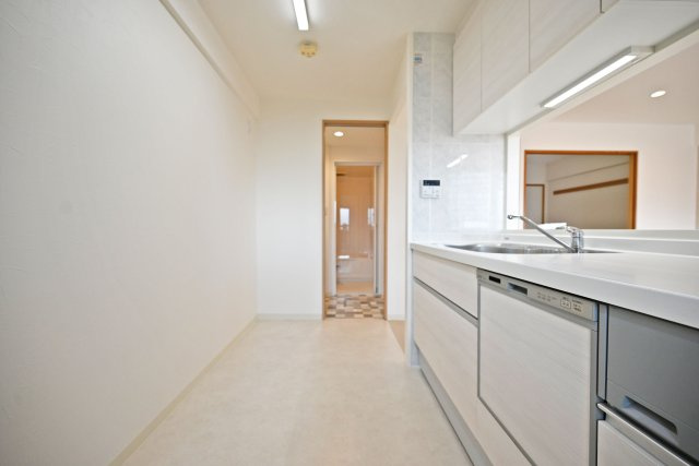 藤和シティホームズ吹田駅前のキッチン|白色を基調としたキッチンの配色は壁や天井と良くマッチしている清潔空間です。