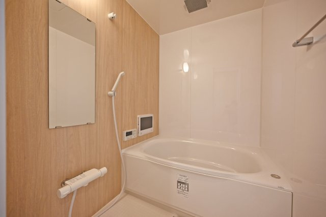 藤和シティホームズ吹田駅前の浴室|一日の疲れを癒すバスタイムを過ごせるゆとりある広さのバスルーム。