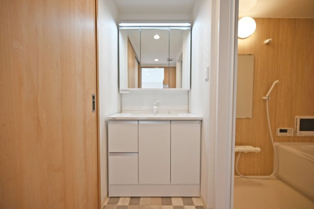 藤和シティホームズ吹田駅前の独立洗面台|鏡裏と洗面台下にも収納があり、日用品等の小物もたくさん収納出来てすっきりとした空間を維持できます。