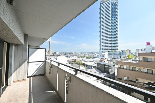 藤和シティホームズ吹田駅前のバルコニー|南向きバルコニーで休みの日にゆっくり過ごしてみるのもいいですね。