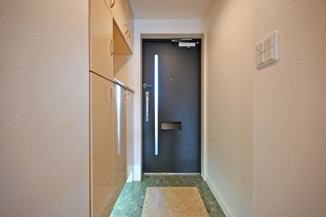 藤和シティホームズ吹田駅前の玄関|天井まで届くシューズボックス付きの玄関で、玄関回りをすっきりと保てます。