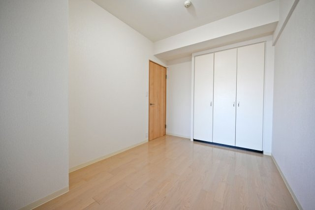 藤和シティホームズ吹田駅前の洋室|清潔感あふれる白い建具の洋室。